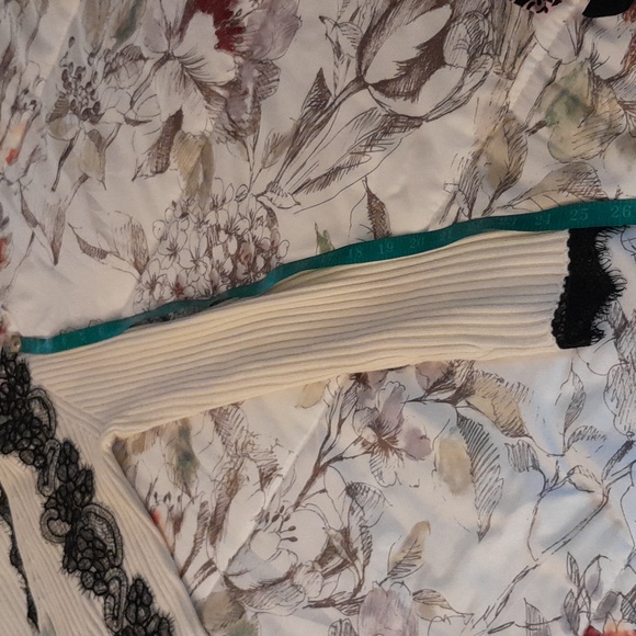 NWOT Women's Venus cream/black lace sweater size Medium. - Picture 5 of 5